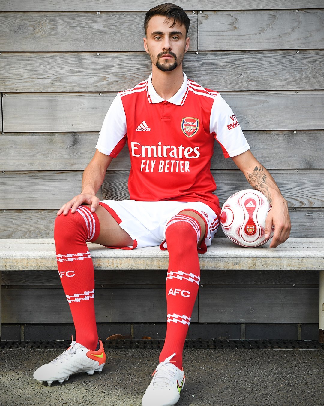 九游体育官网-英超赛程吃紧，塞维利亚冲刺阶段复出首秀，质疑声仍在，团队化学反应显著的简单介绍